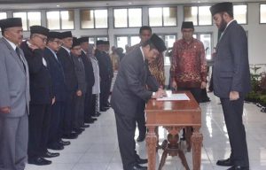 Wali Kota Padang Panjang, Fadly Amran melatik dan mengambil sumpah jabatan 11 orang kepala dinas di lingkungan Pemko Padang Panjang, Kamis (02/01/2020).