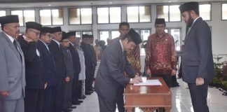 Wali Kota Padang Panjang, Fadly Amran melatik dan mengambil sumpah jabatan 11 orang kepala dinas di lingkungan Pemko Padang Panjang, Kamis (02/01/2020).