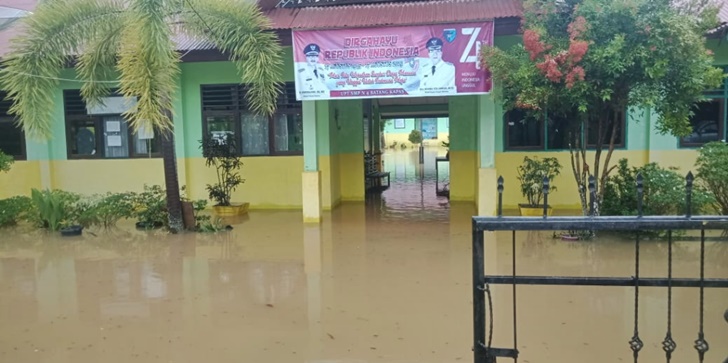 Sungai Batang Lubuk Nyiur dan Sungai Nyalo IV Koto Mudiek meluap dan mengakibatkan banjir.