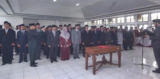 Wali Kota Padang Panjang, Fadly Amran melantik dan mengambil sumpah jabatan 125 pejabat di lingkungan Pemerintah Kota Padang Panjang, Kamis (02/01/2020).