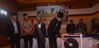 Walikota Padang Panjang, Fadly Amran, BBA. Dt. Paduko Malano memukul gong tanda dibukanya Musyawarah Nagari Lareh Nan Panjang, Sabtu (11/01/2020).