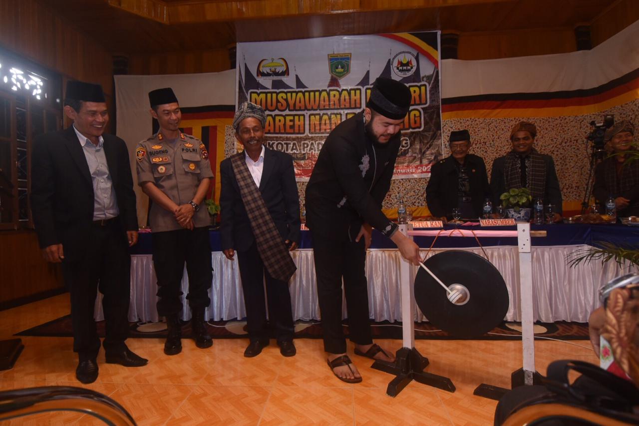 Walikota Padang Panjang, Fadly Amran, BBA. Dt. Paduko Malano memukul gong tanda dibukanya Musyawarah Nagari Lareh Nan Panjang, Sabtu (11/01/2020).
