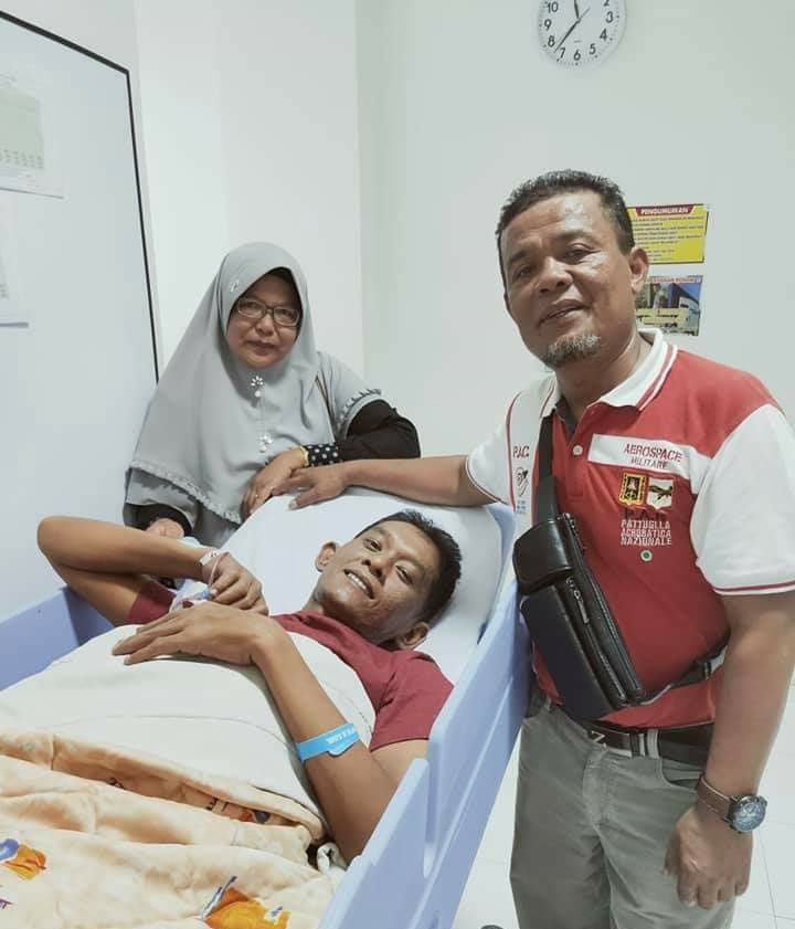 Poto Ketika Aji Zamroni SH bersama istri membesuk Suriamariadi di Rumah Sakit M. Djamil Padang tanggal (7/01/2020) lalu.