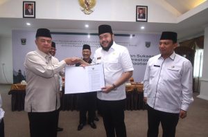 Wakil Gubernur Sumbar, Nasrul Abit menyerahkan SK penetapan ditunjuknya Kota Padang Panjang sebagai tuan rumah MTQ Nasional ke-39 tingkat Sumbar tahun 2021 kepada Wako Padang Panjang, Fadly Amran.