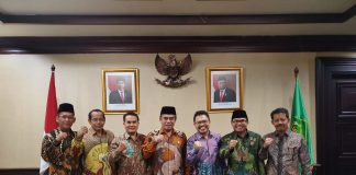 Rektor UIN Imam Bonjol Padang Dr. H. Eka Putra Wirman, Lc, MA (tiga dari kiri) foto bersama dengan Menteri Agama RI-Jenderal TNI (Purn) Fachrul Razi dan lima orang rektor UIN lainnya usai penandatanganan kontrak proyek SBSN di Jakarta, Jumat (24/01/2020).