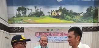 Direktur UKW Dewan Pers Prof.Dr.Rajab Ritonga bersama Kabag Humas Pemko Padang Amrizal Rengganis, pada saat UKW di Padang, Sabtu (25/01/2020).
