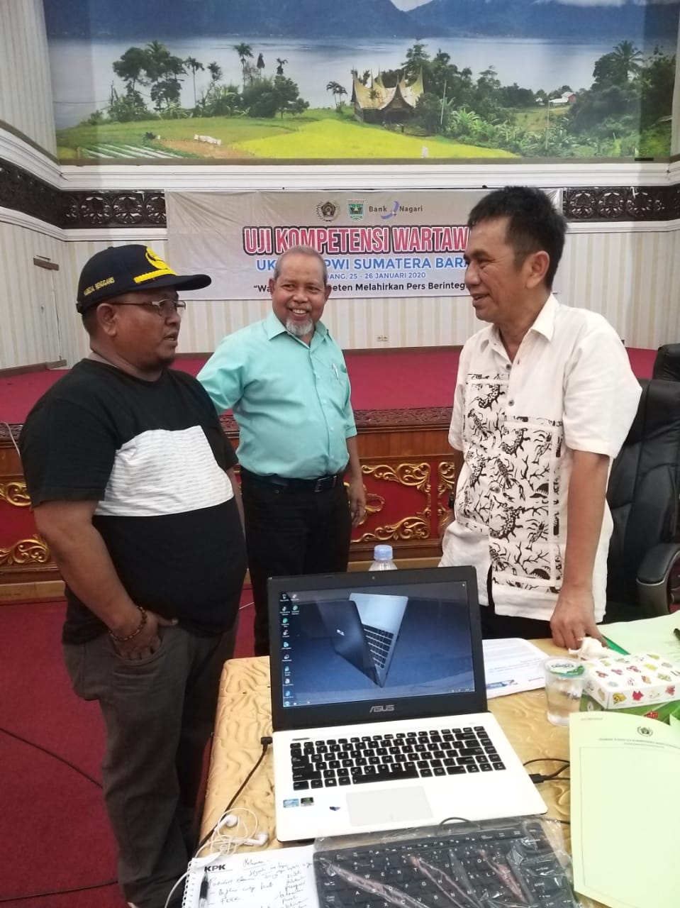 Direktur UKW Dewan Pers Prof.Dr.Rajab Ritonga bersama Kabag Humas Pemko Padang Amrizal Rengganis, pada saat UKW di Padang, Sabtu (25/01/2020).