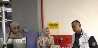 Wakil Gubernur Sumbar, Nasrul Abit dan Kepala Dinas Pariwisata saat melakukan pantauan terhadap kunjungan para wisatawan turis China untuk pencegahan masuknya wabah virus corona di BIM Padang, Sabtu (25/01/2020).