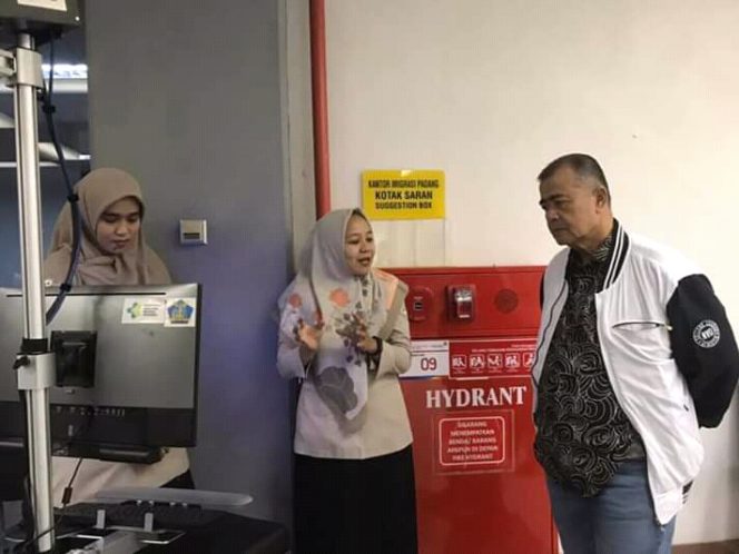 
 Wakil Gubernur Sumbar, Nasrul Abit dan Kepala Dinas Pariwisata saat melakukan pantauan terhadap kunjungan para wisatawan turis China untuk pencegahan masuknya wabah virus corona di BIM Padang, Sabtu (25/01/2020).