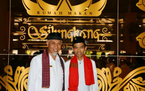 Ustad Abdul Somad bersama Wali Kota Padang Mahyeldi Ansharullah menuju Pantai Purus Padang dalam rangka Tabligh Akbar, Kamis (02/01/2020).