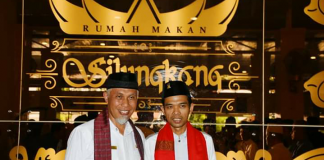Ustad Abdul Somad bersama Wali Kota Padang Mahyeldi Ansharullah menuju Pantai Purus Padang dalam rangka Tabligh Akbar, Kamis (02/01/2020).