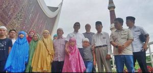 Wisatawan Muslim China usai shalat Zuhur di Masjid Raya Sumbar dan foto bersama Gubernur Sumbar Irwan Prayitno, Rabu (29/01/2020).