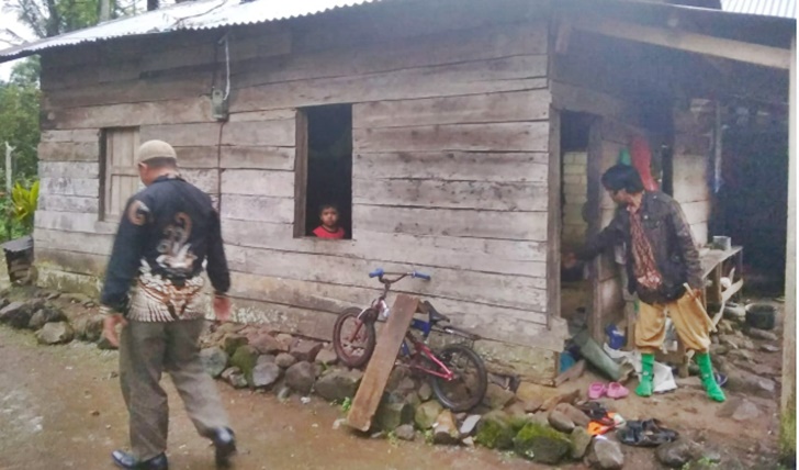 Wali Nagari Dilam, Janawir saat melakukan meninjauan ke rumah Darmaini di Batusangka Dilam, Kamis (13/02/2020).