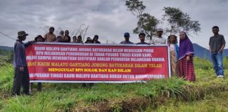 Kaum Malayu Gantiang Jorong Batukarak Nagari Dilam melakukan aksi penolakan pengukuran tanah di Gurun Kandang Cangkuek Jorong Palokoto, Jumat (19/03/2020).