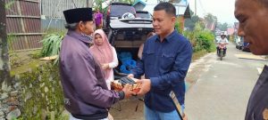 Anggota DPRD Kabupaten Tanah Datar, Deddi Irawan membagikan bantuan masker dan hand sanitizer kepada warga Nagari Pandai Sikek dan Koto Laweh, Kecamatan X Koto, Minggu (12/04/2020).