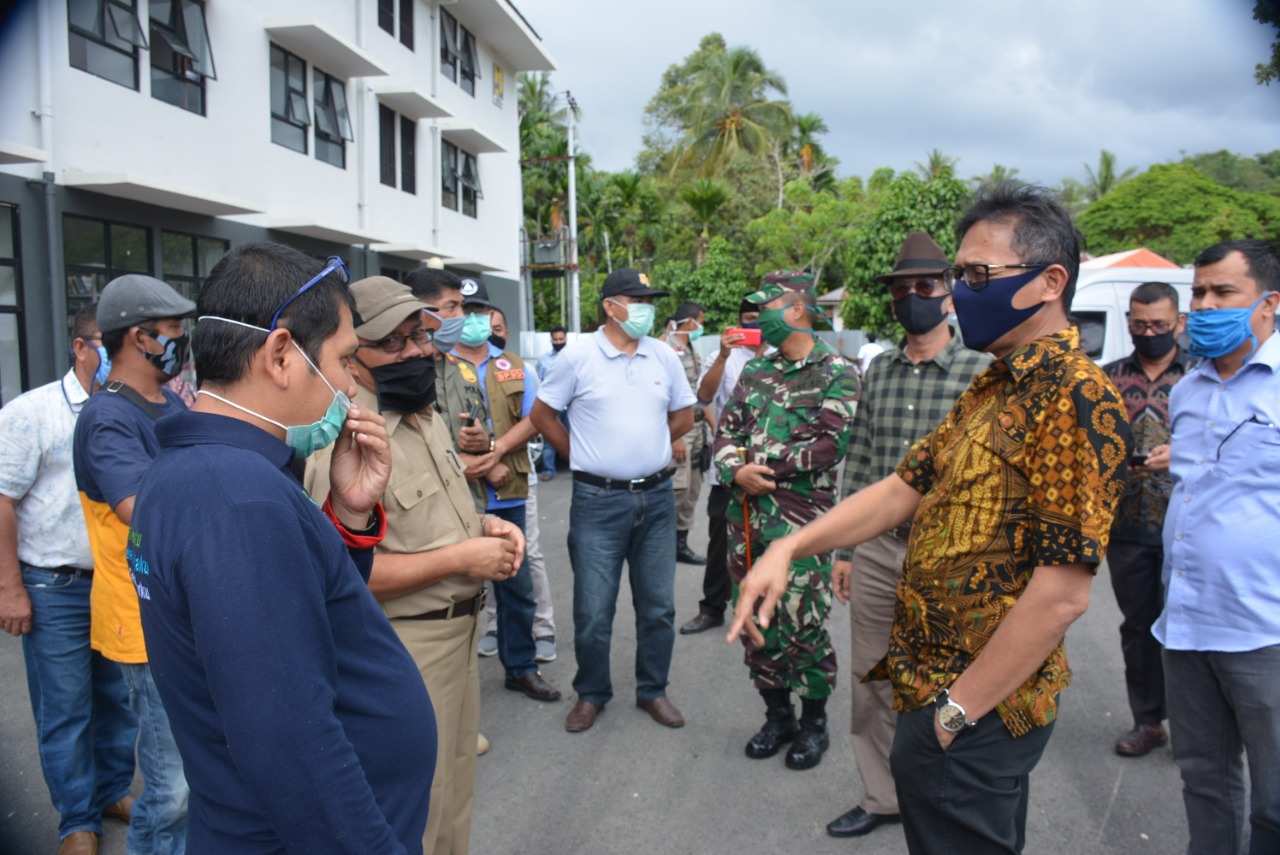 Gubernur Sumatera Barat Irwan Prayitno bersama Bupati Pessel Hendrajoni dan Jajaran Melihat Langsung Lokasi Karantina di Rusunawa Painan.