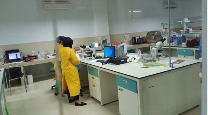 Tenaga Medis melakukan tes alat GeneXpert yang akan dipergunakan untuk pengecekan pasien Covid-19 di umah Sakit Umum Daerah (RSUD) Muhammad Natsir Kota Solok