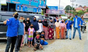 Pengurus Harian DPD dan Anggota Fraksi PAN DPRD Kabupaten Solok menggelar aksi sosial bag-bagi masker di jalan lintas Solok - Padang.