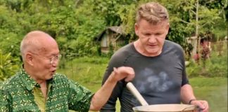 Gordon Ramsay koki selebriti asal Inggris sedang memasak rendang bersama William Wongso pakar kuliner Indonesia.