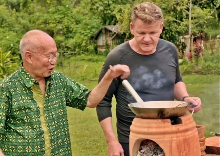 Gordon Ramsay koki selebriti asal Inggris sedang memasak rendang bersama William Wongso pakar kuliner Indonesia.