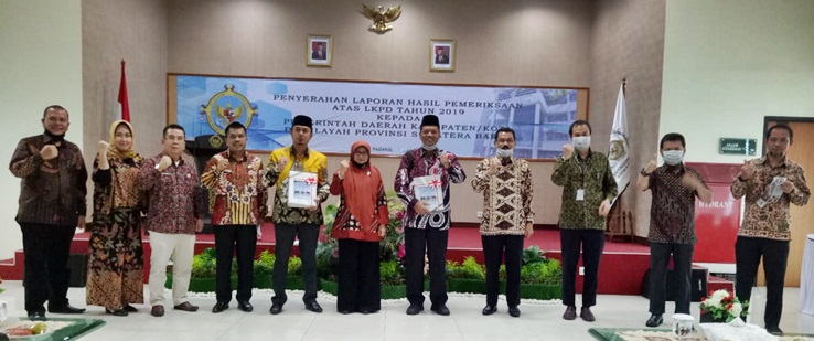 Kepala Perwakilan BPK Perwakilan Sumatera Barat Yusnadewi menyerahkan LHP atas LKPD Kabupaten Limapuluh Kota tahun 2019 kepada Bupati H. Irfendi Arbi di Padang, Jumat (19/05/2020).