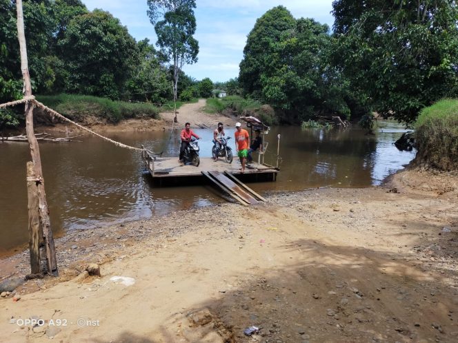 
 Foto : Masyarakat Sedang Menyebrangi Sungai Menggunakan Perahu Ponton di Sikilang