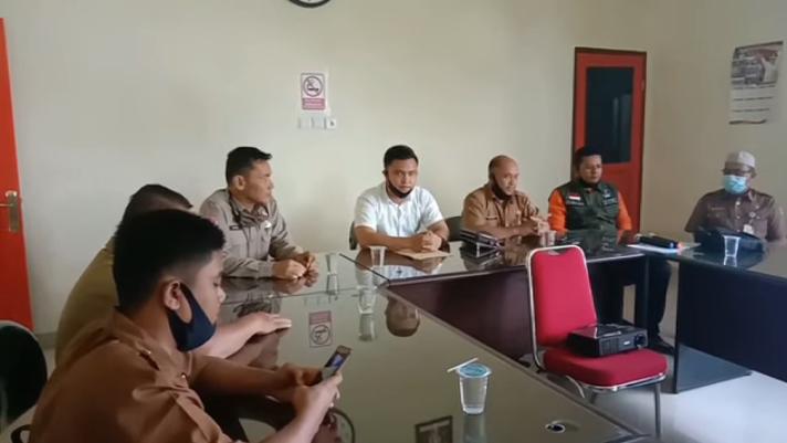 Foto: Ajudan Ketua DPRD Pasaman Barat Torang Firnando (Baju Putih) Saat Menyampaikan Permintaan Maafnya di Aula Kantor BPBD Pasaman Barat, Selasa (18/08/2020)