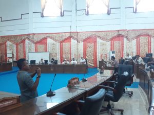 Foto : Terlihat Kursi Anggota DPRD Pasbar Banyak Kosong, Saat Berlangsungnya Rapat Paripurna KUA PPAS di Aula DPRD Setempat, Rabu (18/08/2020)