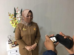 Keterangan Foto : Kepala Kesatuan Bangsa dan Politik Kabupaten Pasaman Barat, Herlina Syahputri saat Diwawancara, Salasa (25/08/2020)