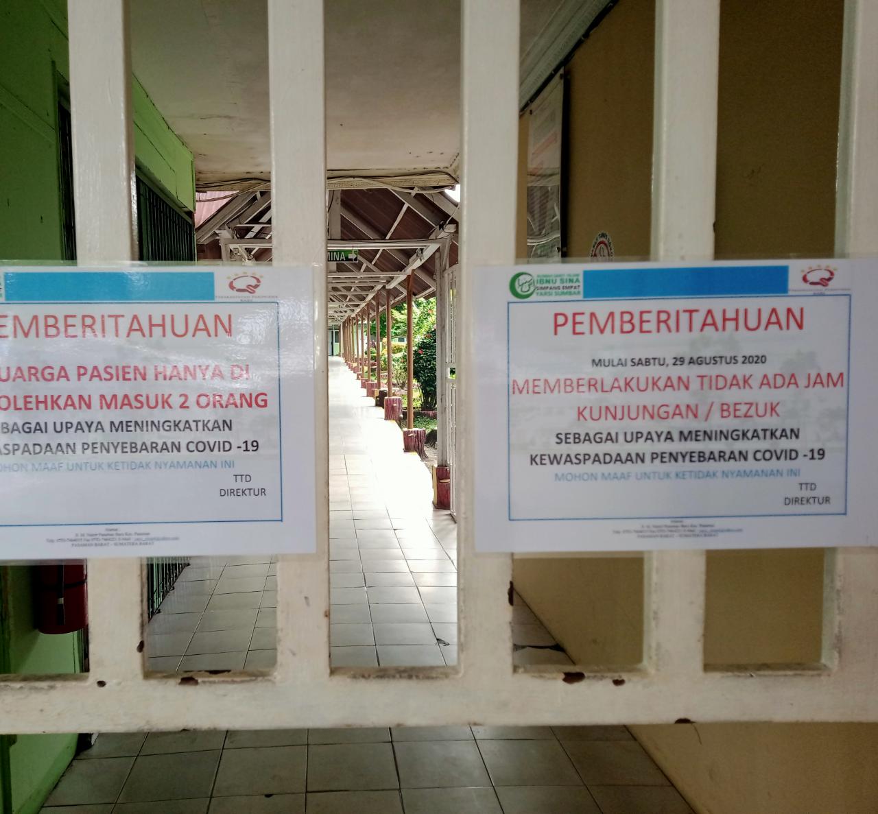 Keterangan Foto : Pintu Dalam RSI Ibnu Simpang Empat Ditutup Sementara Terkait Meniadakan Waktu Jam Bezuk, Senin (31/08/2020) (Top Sumbar/Septria Rahmat)