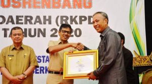 Gubernur Sumbar Irwan Prayitno dalam satu kesempatan, menyerahkan penghargaan kepada Bupati Tanah Datar, Almarhum Irdinansyah Tarmizi.
