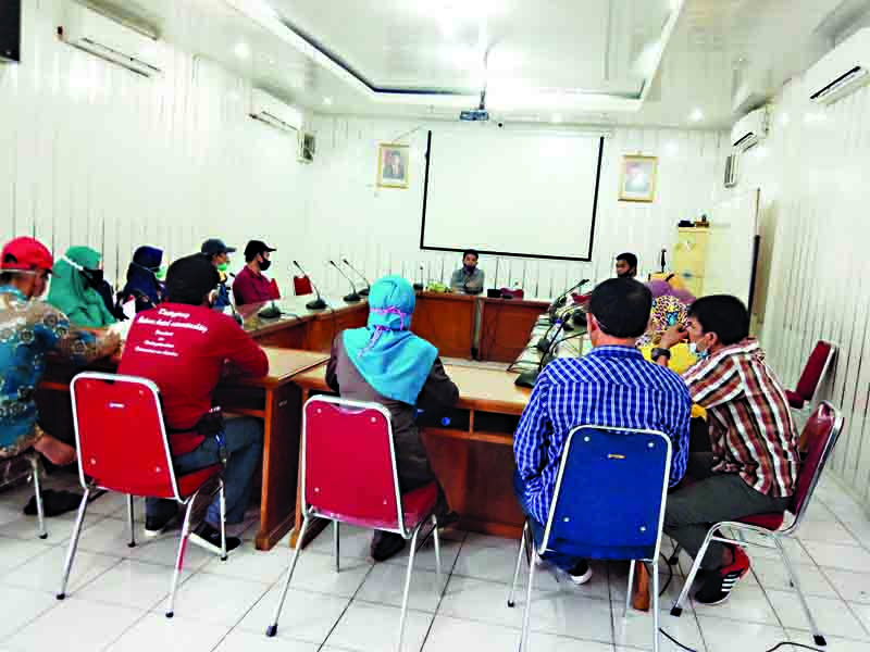 Forum RT/RW Kelurahan Alanglaweh saat mengadu ke Wakil Ketua DPRD Padang Ilham Maulana, Senin (28/09/2020).