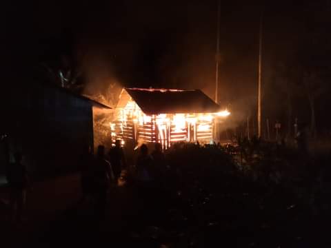 Terlihat Api Sedang Mengamuk, Membakar Rumah Pemilik Bernama Nauli di Jorong Huta Tonga, Kabupaten Pasaman Barat, Sabtu (03/10/2020) Malam