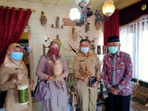 Kepala Dinas Tenaga Kerja dan Transmigrasi Sumatera Barat, Nazrizal (Memakai Baju Dinas Coklat) Sedang Memegang Hasil dari Produk Kreatif Bambu Yakni Kapal di Rumah Kriya Botuang Talamau, Senin (05/10/2020) siang