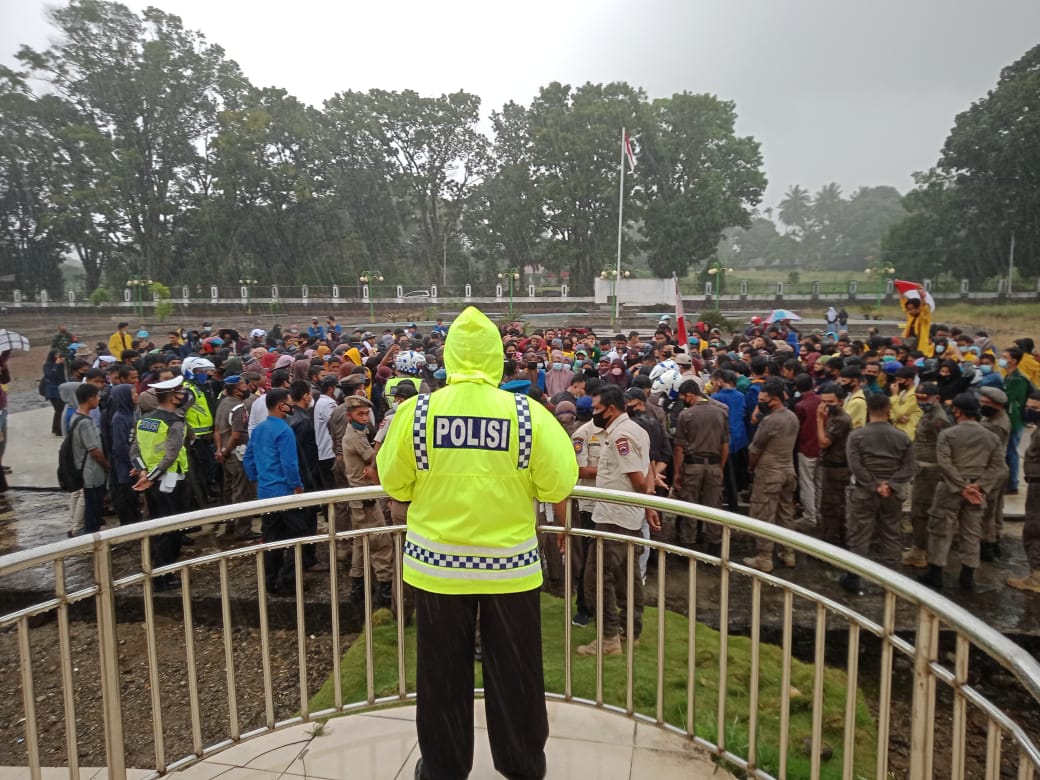 Hujan Mengguyur, Massa Demo Tetap Bertahan Menggelar Aksi di Depan Kantor DPRD Pasaman Barat, Kamis (08/10/2020)