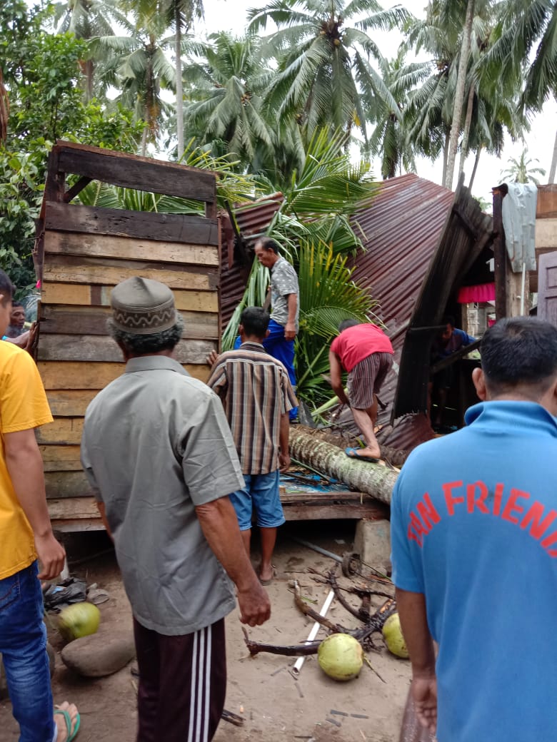 Salah Satu Rumah Warga di Nagari Persiapan Maligi, Kabupaten Pasaman Barat, Rusak Akibat Tertimpa Pohon Kelapa, Jumat (09/10/2020)