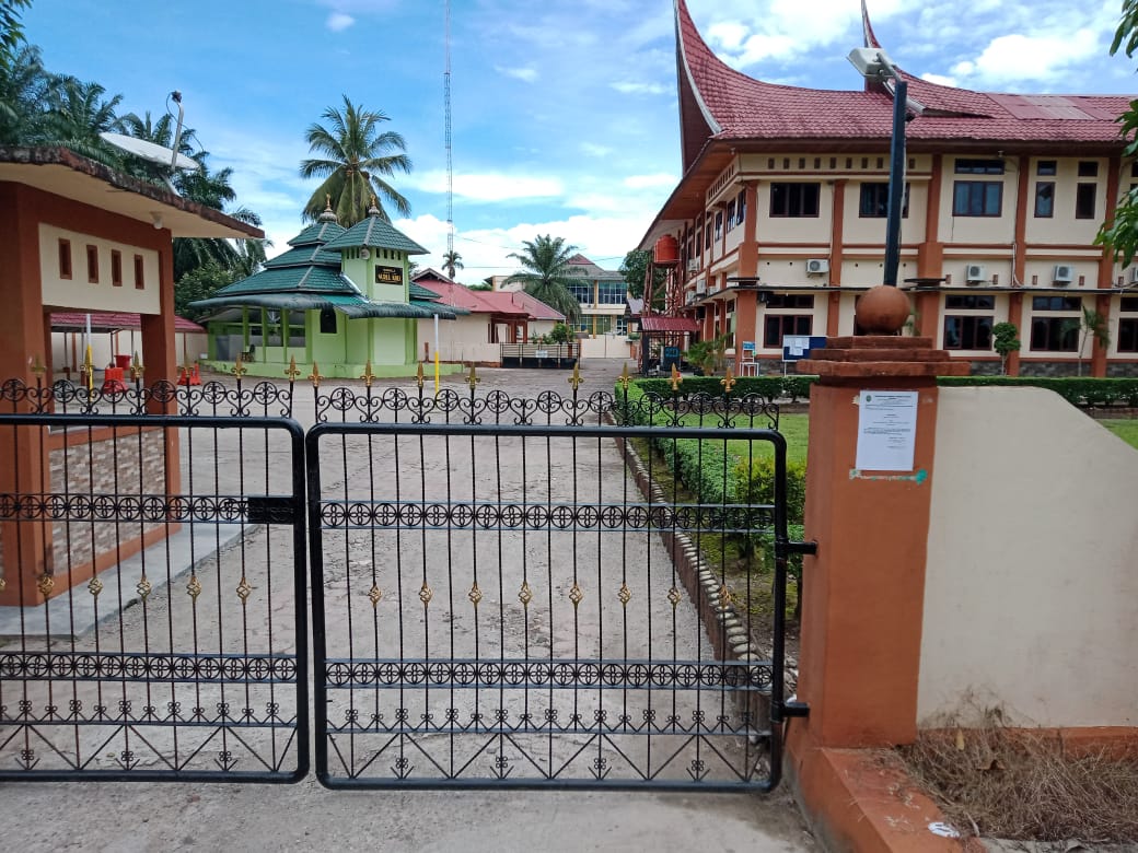 Pintu Gerbang Masuk Pengadilan Negeri Pasaman Barat Ditutup dan Dijaga oleh Security, Selasa (13/10/2020)