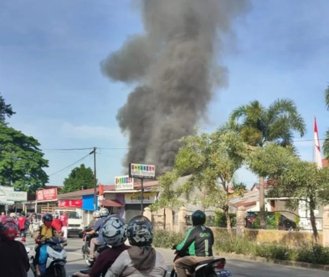 
 Kebakaran hebat di Kota Padang menghanguskan 5 unit rumah dan menghanguskan 1 sepeda motor.
