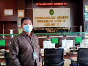 Humas Pengadilan Negeri Pasaman Barat, Warman Priatno, SH, MH di Kantor PN Pasaman Barat, Selasa (03/11/2020) Pagi