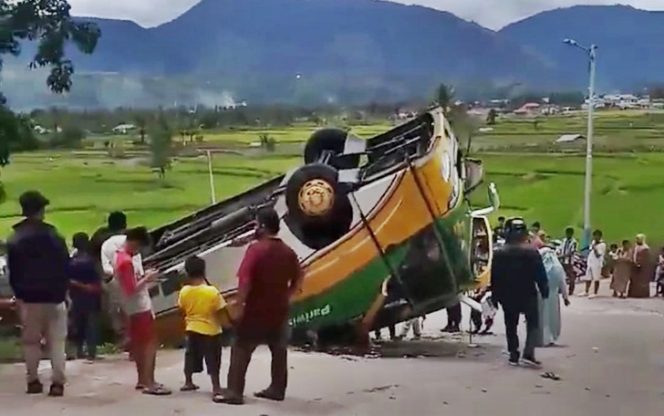 
 Bus Bawa Penumpang ke Objek Wisata Cinangkiak Solok Terbalik