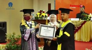 Upacara Penyerahan Ijazah (UPI) bagi 251 lulusan di Universitas Terbuka Padang, Minggu (29/11/2020).