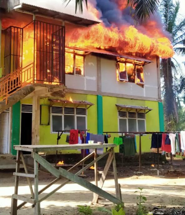 Api Membesar Saat Asrama SMP IT Darul Hikmah Simpang Tiga, Pasaman Barat Mengalami Kebakaran, Rabu (02/12/2020) Pagi