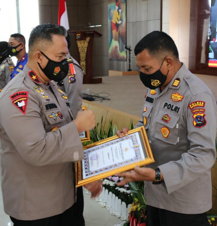 Wakapolda Sumatera Barat Brigjen. Pol. Edi Mardianto Memberikan Piagam Penghargaan Kepada Kepala Bagian Sumberdaya Polres Pasaman Barat AKP. Muzhendra, SH, MH di Polda Sumbar, Kamis (03/12/2020)