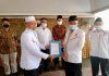 Mahyeldi menyerahkan SK Hamsuardi Menjadi anggota MPW PKS Sumbar di RM Bernama Jambak, Pasaman Barat, Sabtu (23/1/2021) siang.