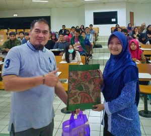 Foto Ilustrasi : Kamsul Hasan Saat Mendapat Penghargaan dari Koran Kampus (Korpus) Institut Pertanian Bogor (IPB) Setelah Memberikan Materi Pelatihan Jurnalistik untuk Mahasiswa IPB di Kampus Dramaga Bogor