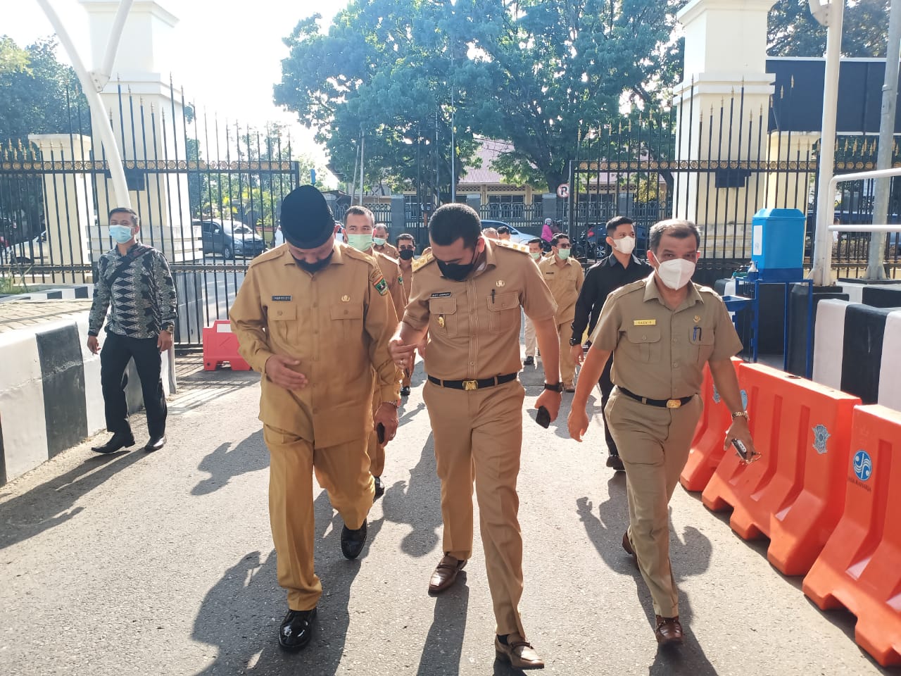 Gubernur Mahyeldi Ansharullah dan Wakil Gubernur Sumatera Barat (Sumbar) Audy Joinaldy berjalan kaki dari Kantor Gubernur menuju Mapolda Sumbar