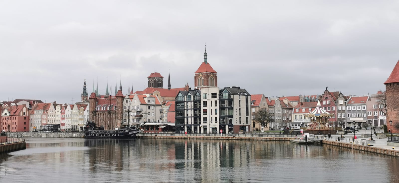 Keterangan Foto : Kota Gdansk, di Pinggir Laut Baltik yang Merupakan Salah Satu Pelabuhan Laut di Polandia Tempat Berangkatnya Orang-orang Polandia Mencari Penghidupan yang Lebih Baik di Luar Negeri