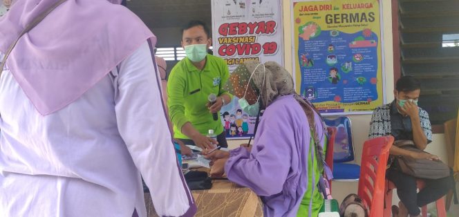 
 Foto : Kegiatan Gebyar Vaksinasi COVID-19 Lansia yang Dipusatkan di Jorong Pinang Makmur Nagari Tabek, Kecamatan Timpeh, Sabtu (12/06/2021)