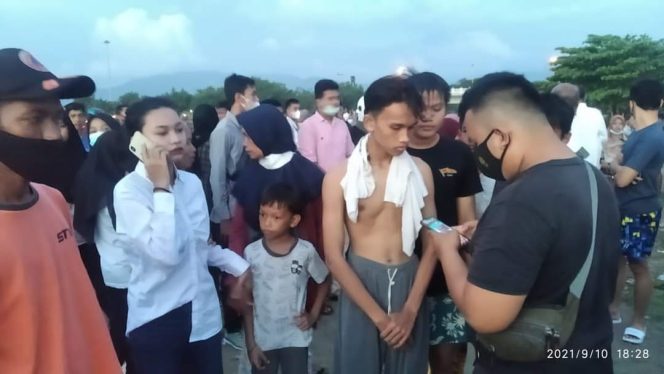 
 Dua Remaja Hanyut Terseret Ombak di Pantai Padang