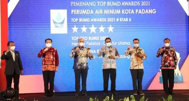 
 Wako Hendri Septa Terima Penghargaan Nasional Top Pembina BUMD Award 2021